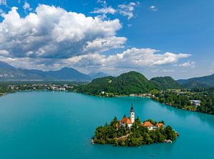 Der Bleder See mit der Insel Bled in Slowenien im Frühling