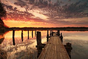 Steg am See im Sonnenuntergang