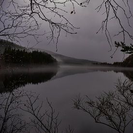 Der nebelverhangene See Ness von Ivan Baxarias