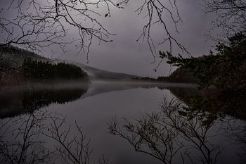 Der nebelverhangene See Ness