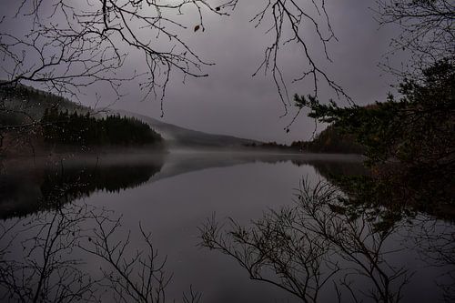 Le lac Ness couvert de brouillard