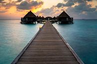 Waterbungalows in de droomachtige zonsondergang op de Malediven van Christian Klös thumbnail