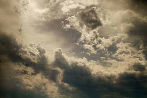 Mooie wolken door de zon uitgelicht