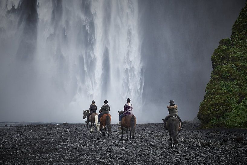 IJslandse paarden bij Skógafoss von Edwin van Wijk