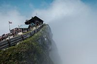 Berghütte in den Wolken an einem spektakulären Felsen