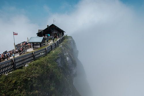 Eenzame Berghut – Dramatische Wolken op een Steile Bergklif