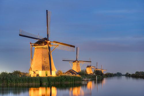 Moulins à vent illuminés à Kinderdijk sur Michael Valjak