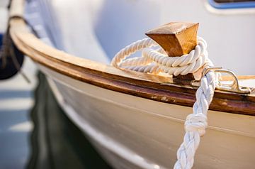 La corde d'amarrage blanche est nouée sur le taquet du bateau. sur Alex Winter