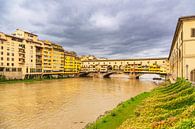 Gezicht op de Ponte Vecchio brug in Florence, Italië van Rico Ködder thumbnail
