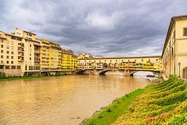 Blick auf die Brücke Ponte Vecchio in Florenz, Italien von Rico Ködder