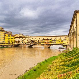 View of the Ponte Vecchio bridge in Florence, Italy by Rico Ködder