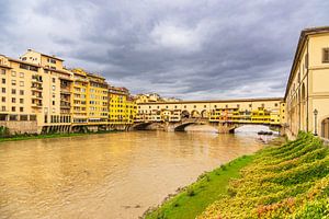Blick auf die Brücke Ponte Vecchio in Florenz, Italien