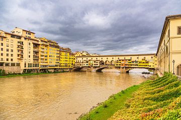 Gezicht op de Ponte Vecchio brug in Florence, Italië van Rico Ködder