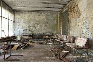 Hospital waiting room in Pripyat von Tim Vlielander