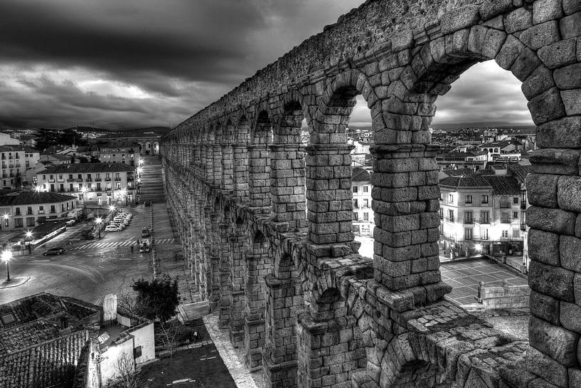Spanje, Segovia : Romeins aquaduct met Plaza de Azuguejo van Torsten Krüger