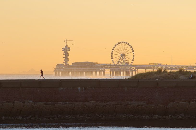 De Pier in Scheveningen in het Golden  Hour... van Micky Bish