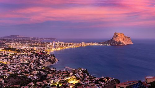 Uitzicht op Calpe bij Zonsondergang, Spanje