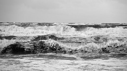 Wilde Wellen unter grauem Himmel (Texel) von Jose Lok