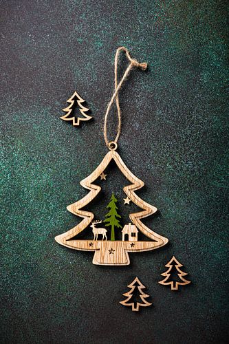 Houten kerstboom hanger en decoratie. van Iryna Melnyk