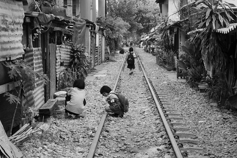 Children playing in Bangkok by Bart van Lier