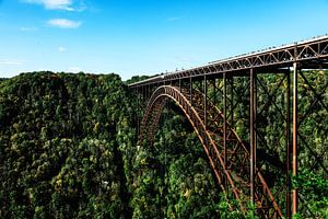 Brücke über die Schlucht des neuen Flusses