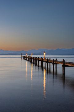 voor zonsopgang bij Chiemsee van Walter G. Allgöwer