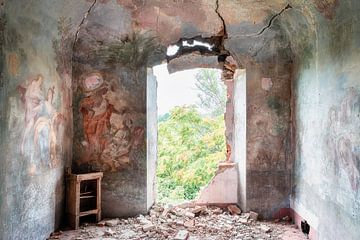 Peinture sur un mur expiré. sur Roman Robroek - Photos de bâtiments abandonnés