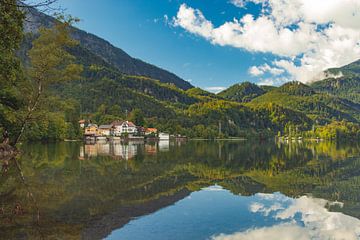 Reflet de la montagne Lac Kochelsee dans le sud de l'Allemagne