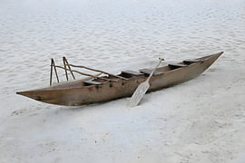 Oude houten boot op wit zand van Henk Egbertzen