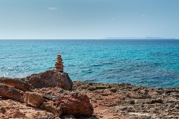 Rustgevend uitzicht op de blauwe zee van Mallorca van Maikel du Burck