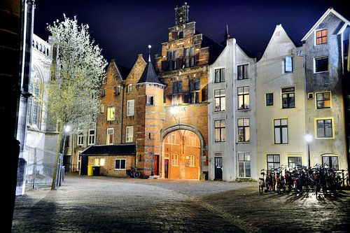 Sint Stevenskerkhof Nijmegen in de avond.