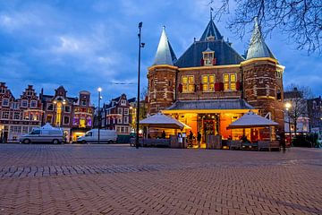 Waag-Gebäude auf dem Nieuwmarkt in Amsterdam Niederlande bei Sonnenuntergang von Eye on You