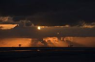Ameland-Bohranlagen bei Sonnenuntergang von Greetje Dijkstra Miniaturansicht