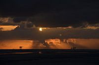 Les plates-formes de forage d'Ameland au coucher du soleil