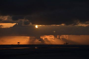 Ameland-Bohranlagen bei Sonnenuntergang von Greetje Dijkstra