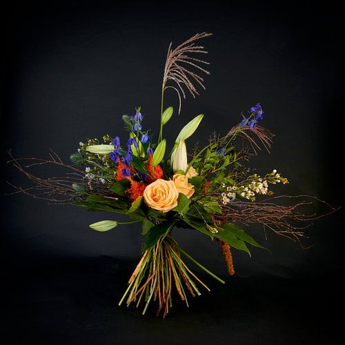 Uitbundige bos bloemen tegen een donkere achtergrond