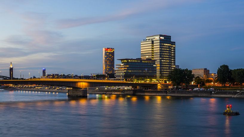 Deutzer brug en de rechter Rijnoever in Keulen van Walter G. Allgöwer
