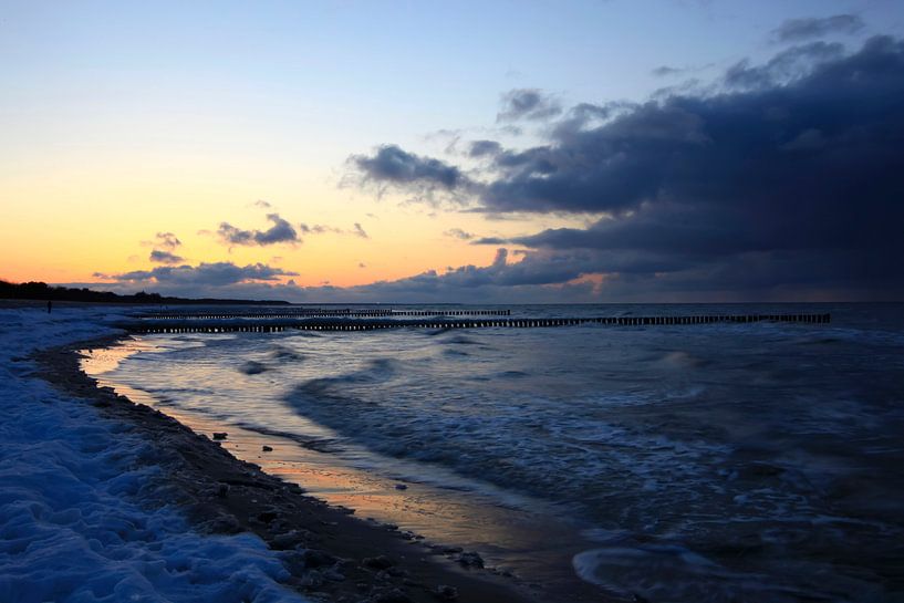Ostseestrand mit Schnee von Thomas Jäger