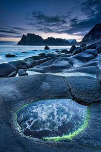 Landschaft in Norwegen am Meer mit Bergen und Felsen an Strand.