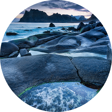 Landschap in Noorwegen aan zee met bergen en rotsen op het strand. van Voss Fine Art Fotografie