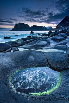 Landschap in Noorwegen aan zee met bergen en rotsen op het strand. van Voss Fine Art Fotografie
