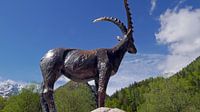 Statue de la chèvre de montagne au lac Jasna dans les environs de Kranjska Gora en Slovénie