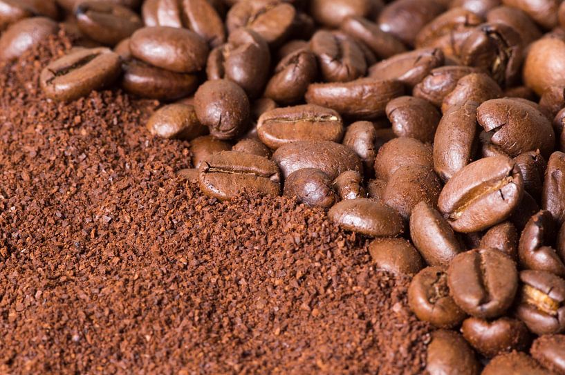 gemalen koffie en koffiebonen by Arjan Bijker