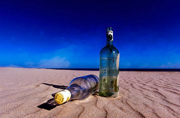 Flaschen am Strand...... von Wim Schuurmans