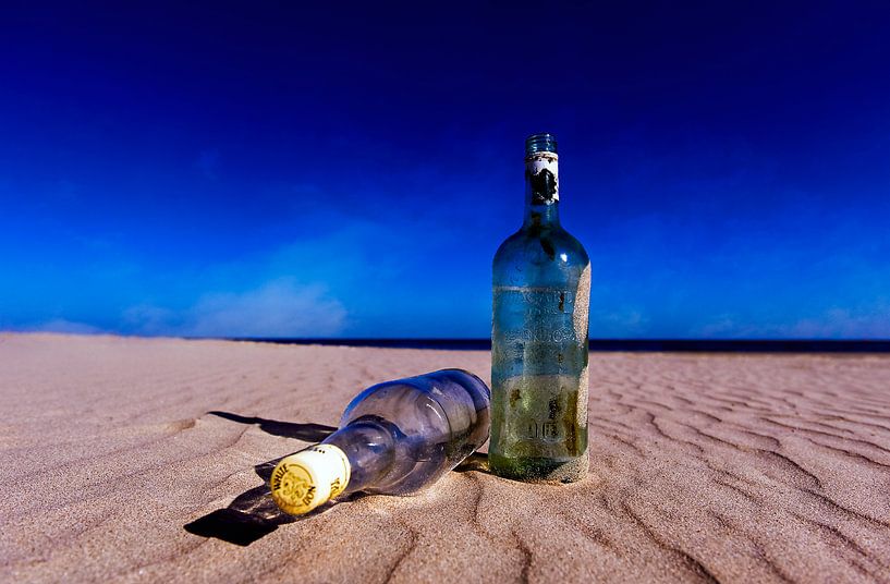 Flessen op het strand...... van Wim Schuurmans