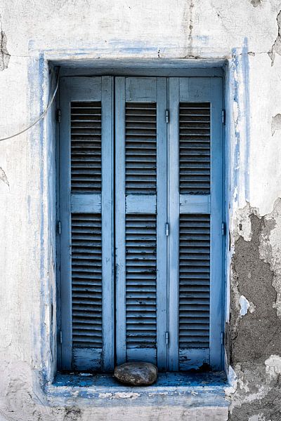 Blaue Fensterläden auf der griechischen Insel Kos von Steven Dijkshoorn