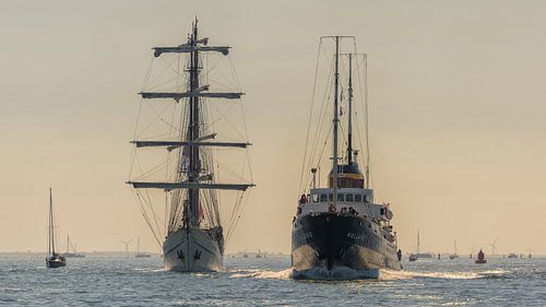 Zeesleepboot Holland passeert driemaster Artemis