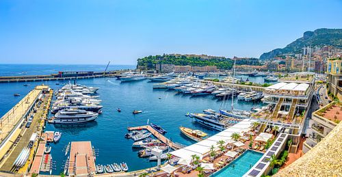 Superjachten in de haven van Monaco tijdens de zomer