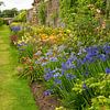 Engelse kasteeltuin met kleurige bloemenborder van Patricia Hofmeester