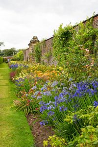 Englischer Schlossgarten mit farbenfroher Blumenrabatte